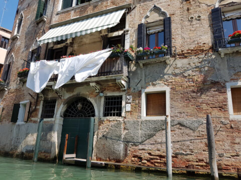 Come riparare la tela di una tenda da sole