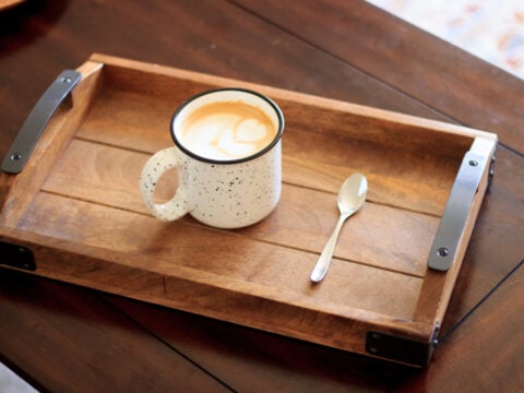 Come realizzare un vassoio di legno per la colazione