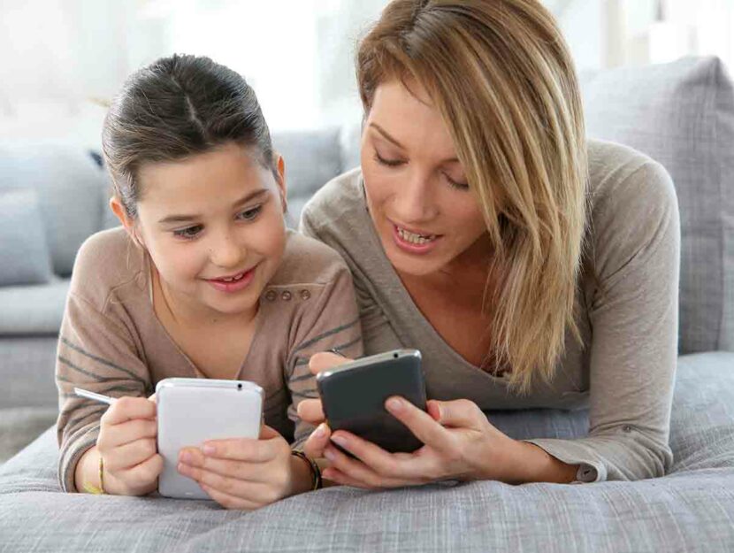 Una madre spiega alla figlia come usare lo smartphone in modo sicuro