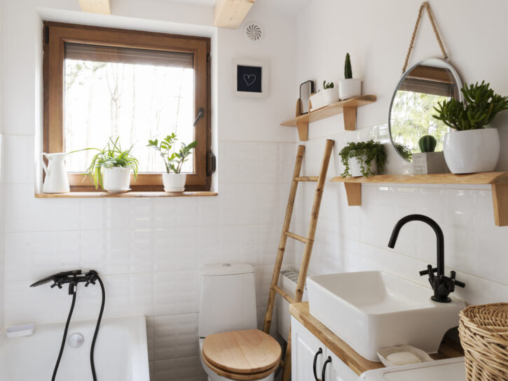 Come sfruttare ogni centimetro: guida smart per arredare un bagno piccolo