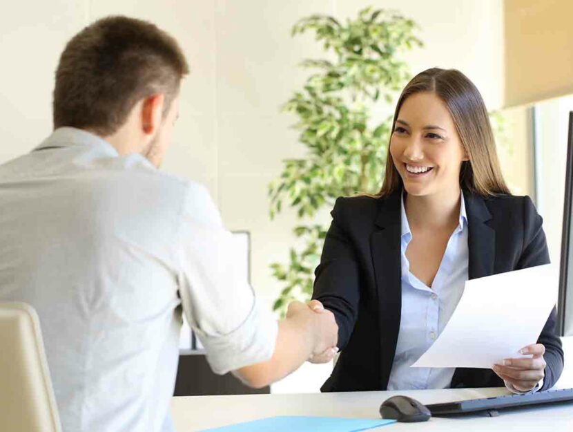 Una donna a un colloquio di lavoro