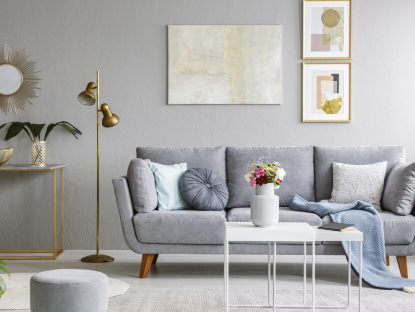 Come scegliere gli abbinamenti più originali per un divano grigio - Donna  Moderna