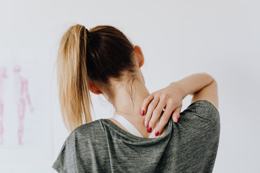 ragazza che ha mal di schiena e mal di collo