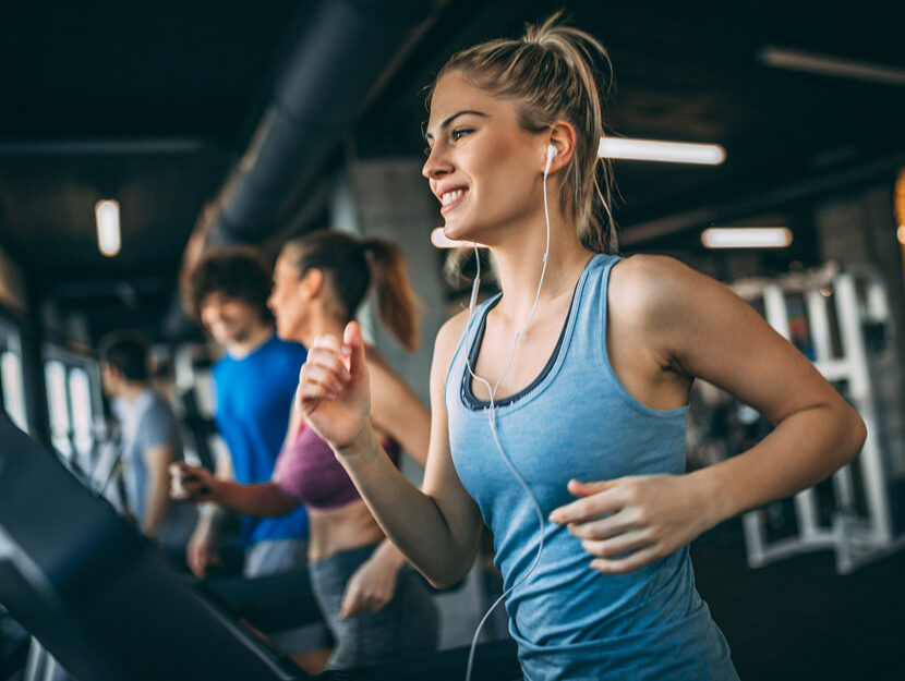 Una ragazza si allena in palestra