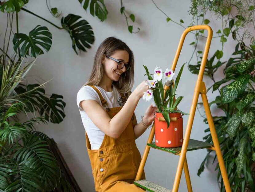 Una donna si prende cura delle sue piante