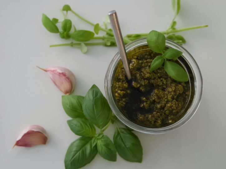Pesto senza pasta: 10 idee creative per usarlo in cucina