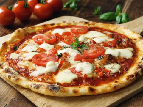 Giornata mondiale della pizza: perché mangiarla ci rende felici