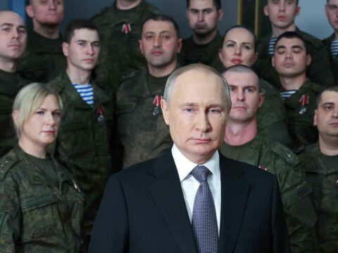 Chi è la misteriosa donna bionda accanto a Putin