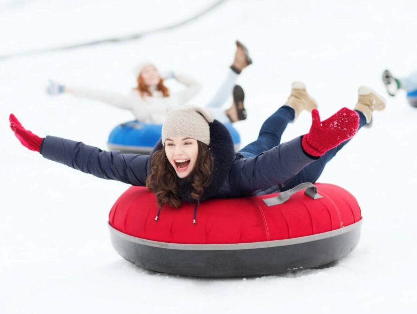 ragazza su tubo da neve