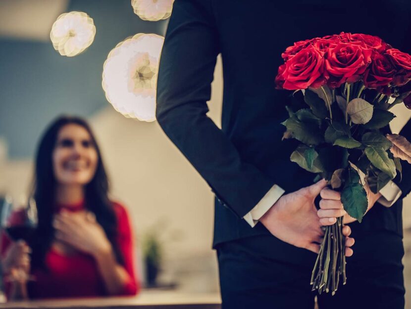 Uomo regala fiori alla compagna