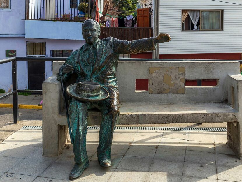 Statua di Pablo Neruda a Valparaiso, Cile