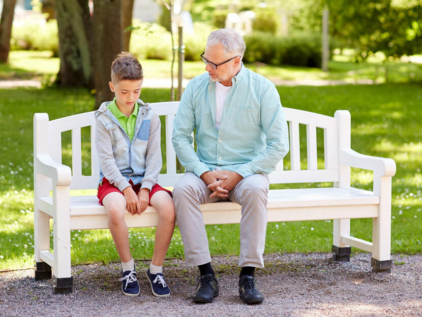 Nonno e nipote su una panchina