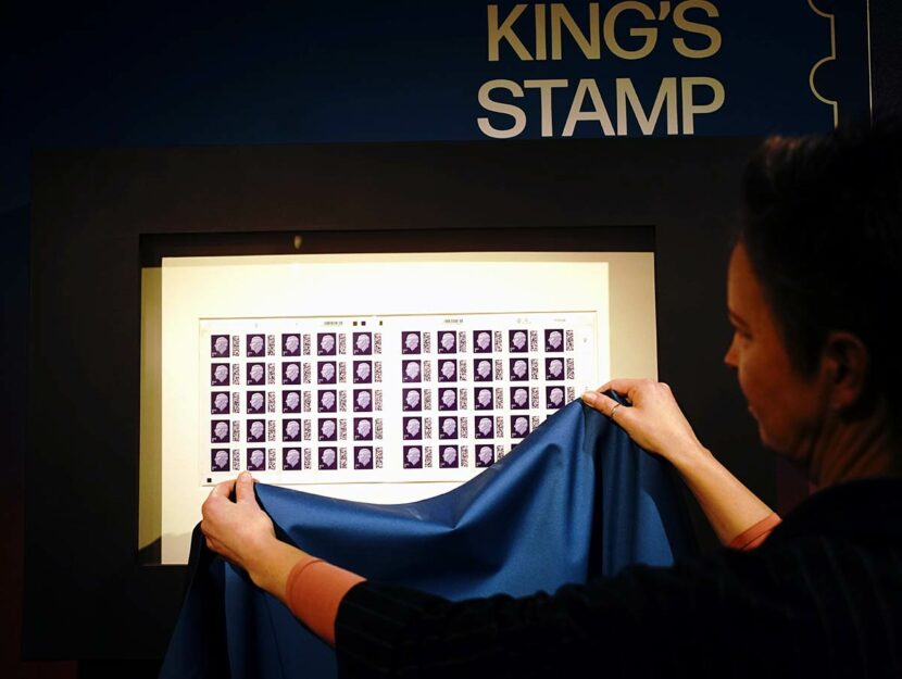 Londra, la presentazioni dei francobolli con l'immagine di re Carlo III