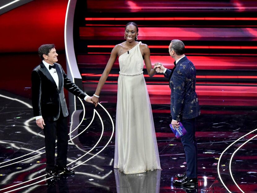 Paola Egonu con Amadeus e Gianni Morandi