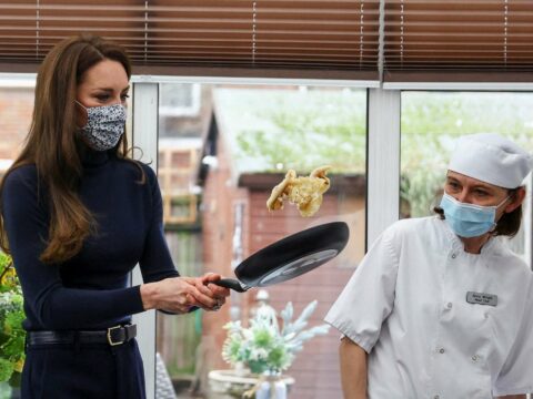Kate Middleton in visita in una casa di cura: la principessa prepara pancake