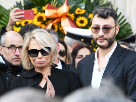 Maurizio Costanzo, in migliaia ai funerali: De Filippi in lacrime