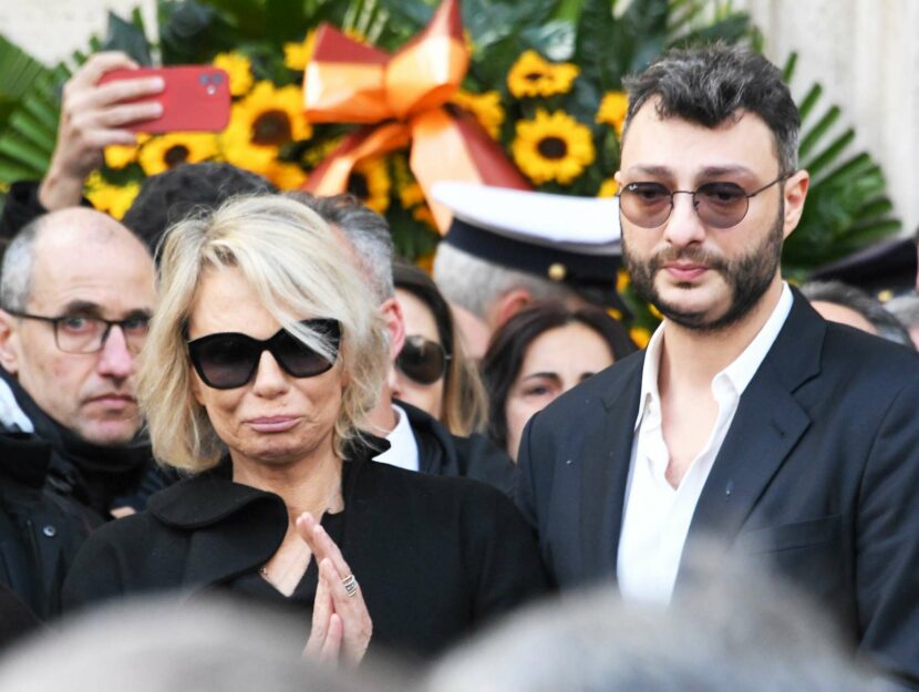 Maria De Filippi e il figlio Gabriele ai funerali di Maurizio Costanzo