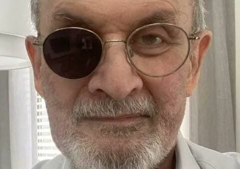 Salman Rushdie, intervista e prime foto dopo l'aggressione