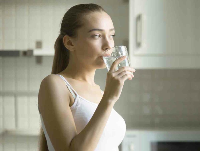 Una donna beve acqua