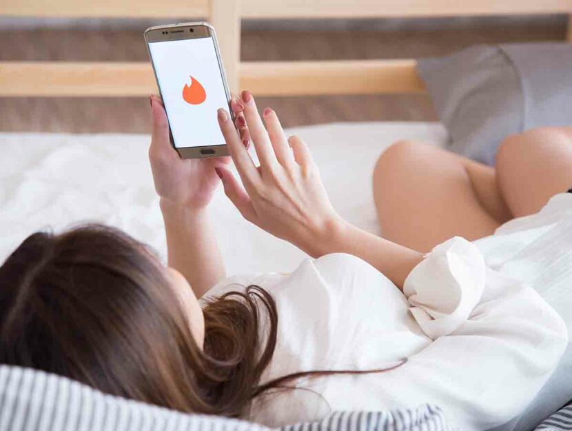 Una donna crea un profilo su una app di dating