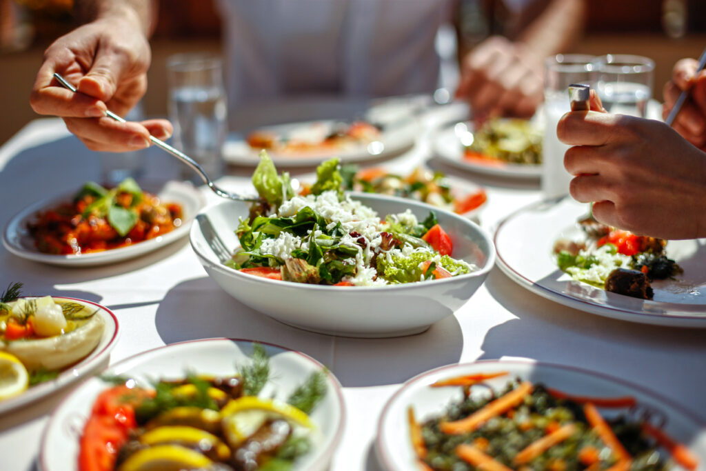 tavola con insalata e cibi sani