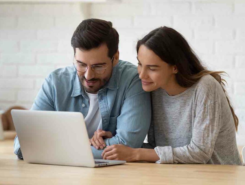 Una coppia intenta a programmare il matrimonio