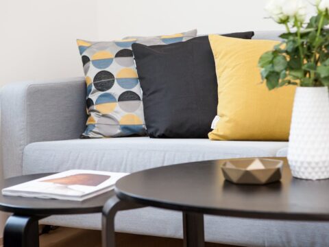 Come scegliere gli abbinamenti più originali per un divano grigio