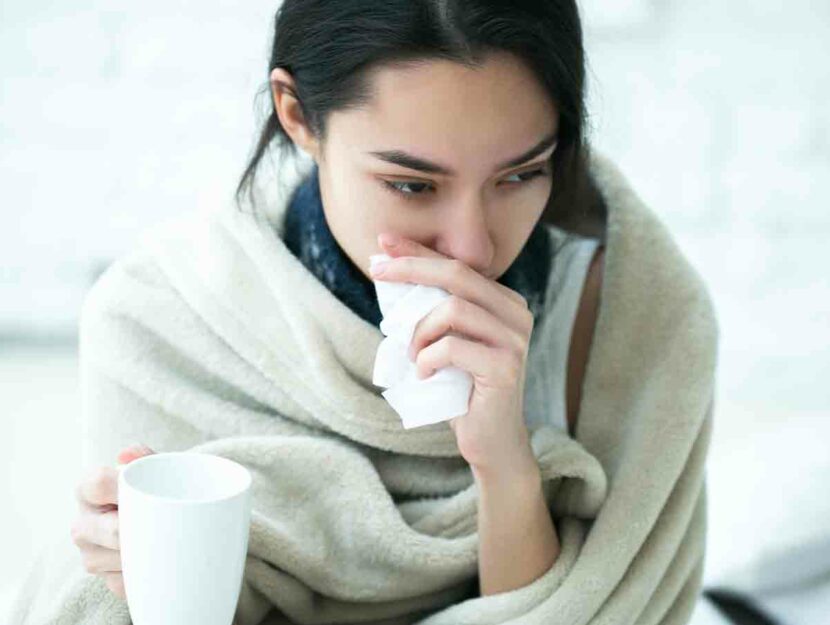 Una donna alle prese con l'influenza