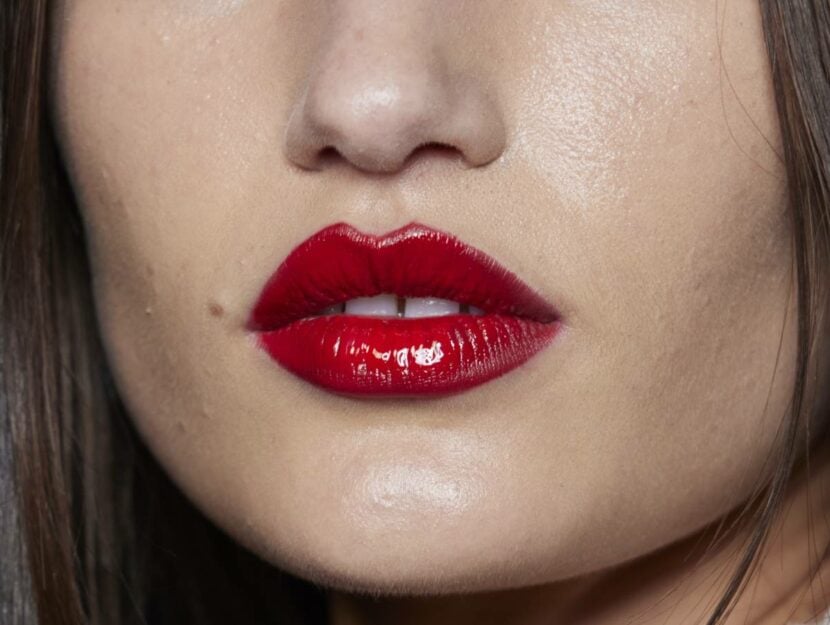 close up su labbra di donna con rossetto rosso