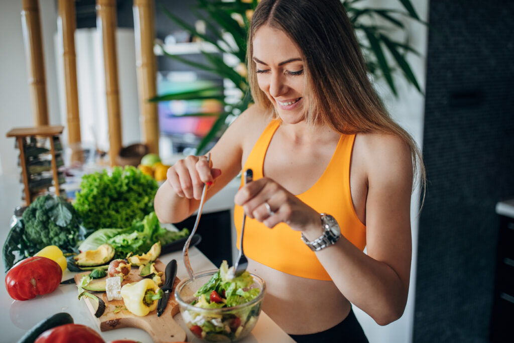 ragazza in cucina mangia cibo sano