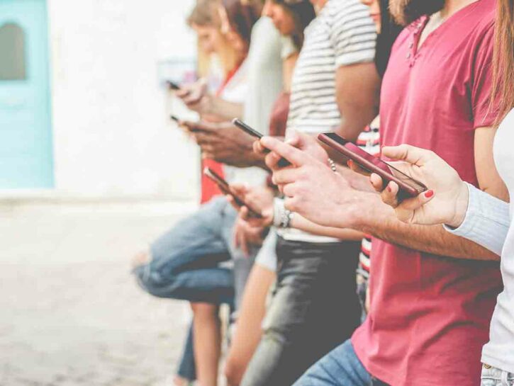 Ragazzi sui social per 2-3 ore al giorno: crescono rischi e ansia