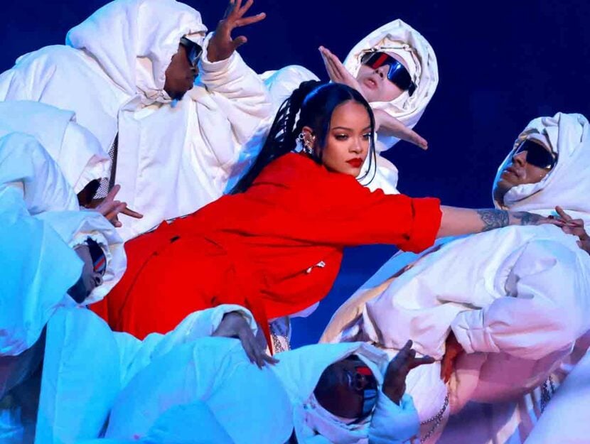 Rihanna mostra il pancione al Super Bowl