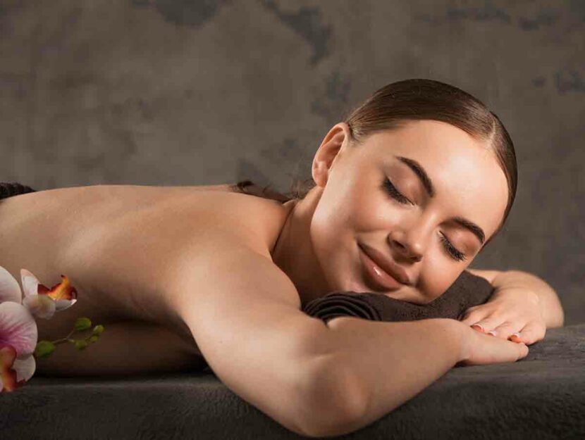 Una donna si rilassa con un massaggio