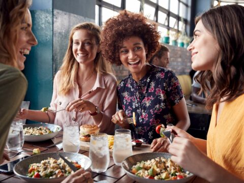 Cena fuori? Segui queste regole per mangiare sano