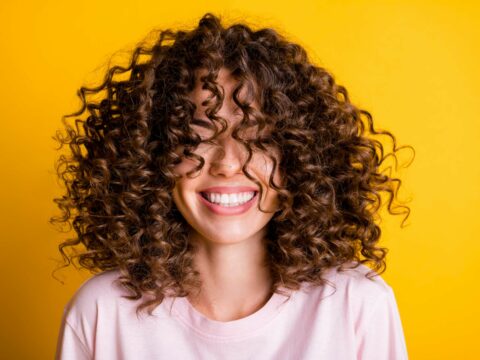 Capelli ricci senza crespo: prova la tecnica del plopping