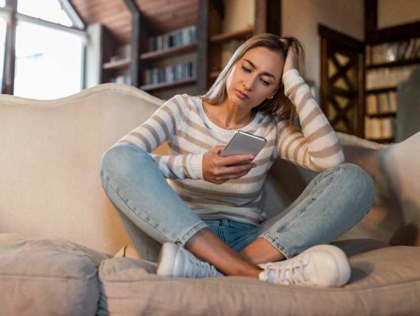 ragazza con smartphone