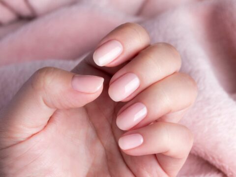 Lipgloss nails, la moda delle unghie con effetto lucidalabbra