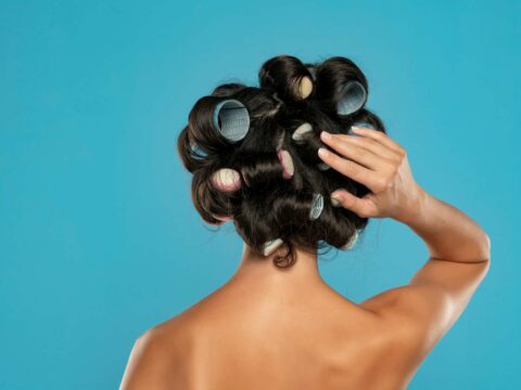 Capelli mossi? Ecco come usare i bigodini e quali scegliere