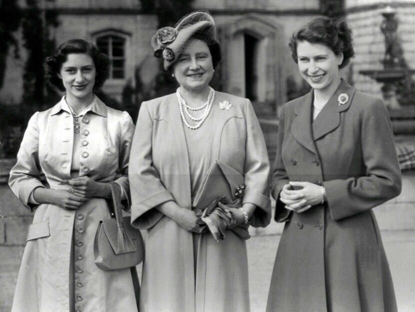 La regina Elisabetta con la sorella Margaret e la regina madre