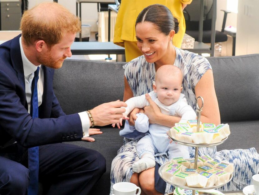 Harry e Meghan con il loro primo figlio, Archie