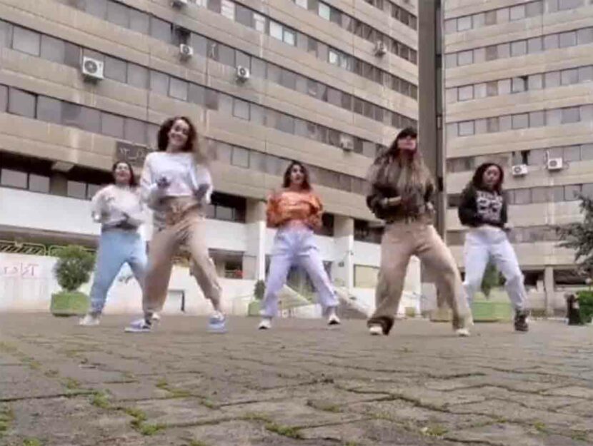Cinque ragazze iraniane ballano senza velo a Teheran