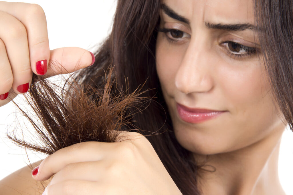 5 cose inaspettate che danneggiano i tuoi capelli (e come evitarle)