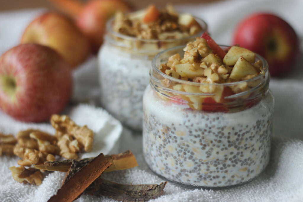 barattolini con semi di chia e mele