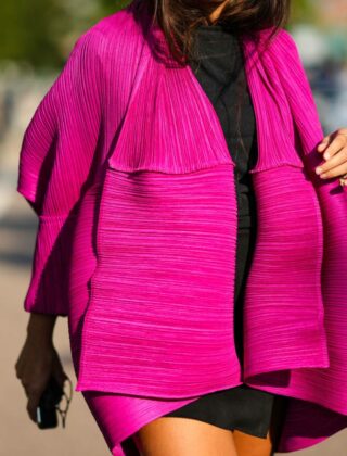 Come indossare il fucsia a tutte le età: 8 look da copiare per la primavera 2023