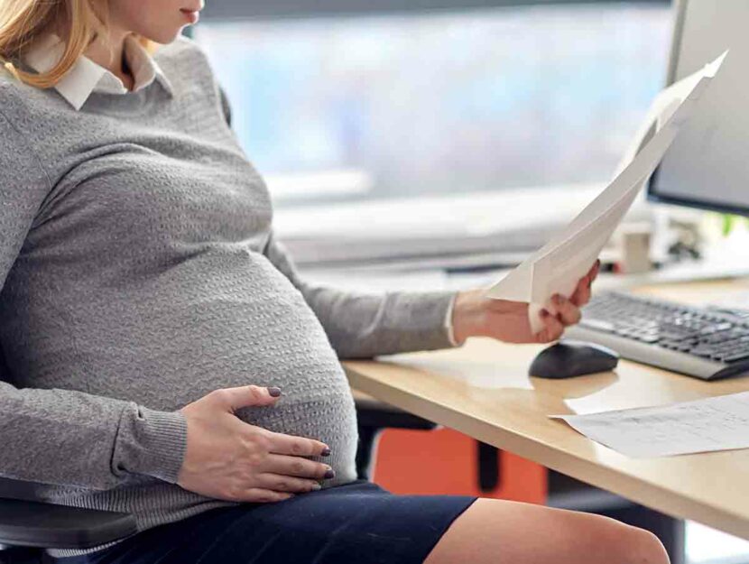 Una donna incinta al lavoro: i diritti delle mamme che lavorano sono tanti