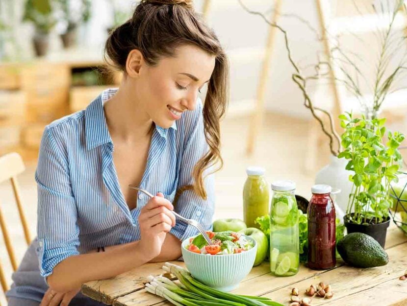 Una donna mangia un'insalata