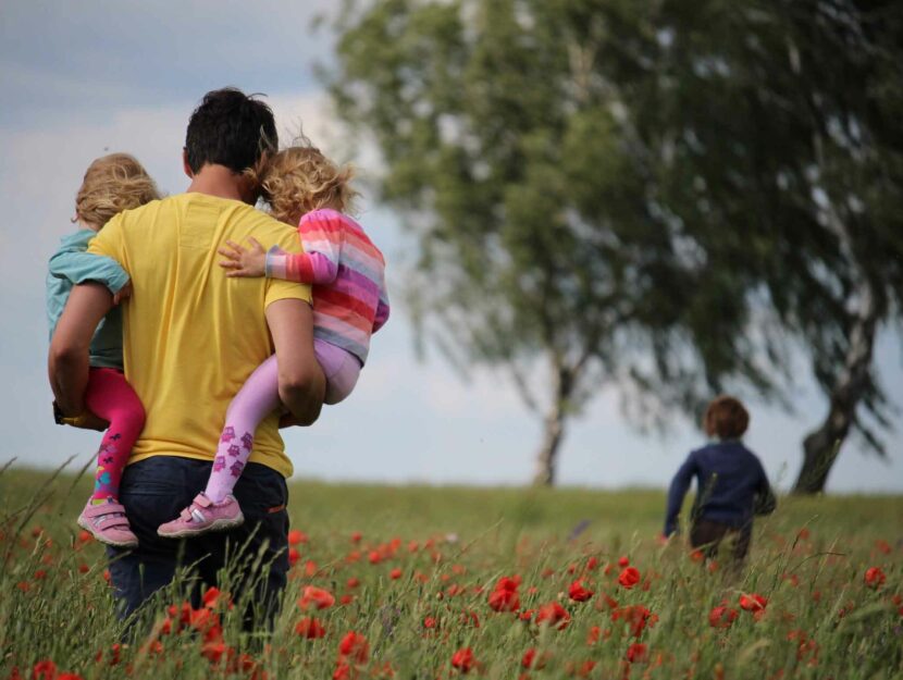 papà con figli famiglia