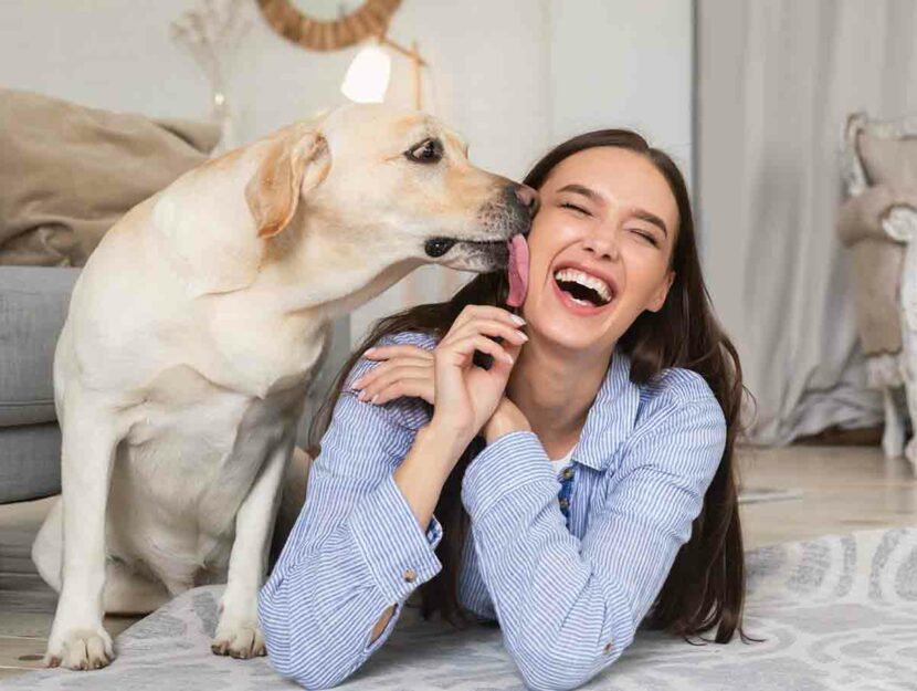 Una donna con il suo cane