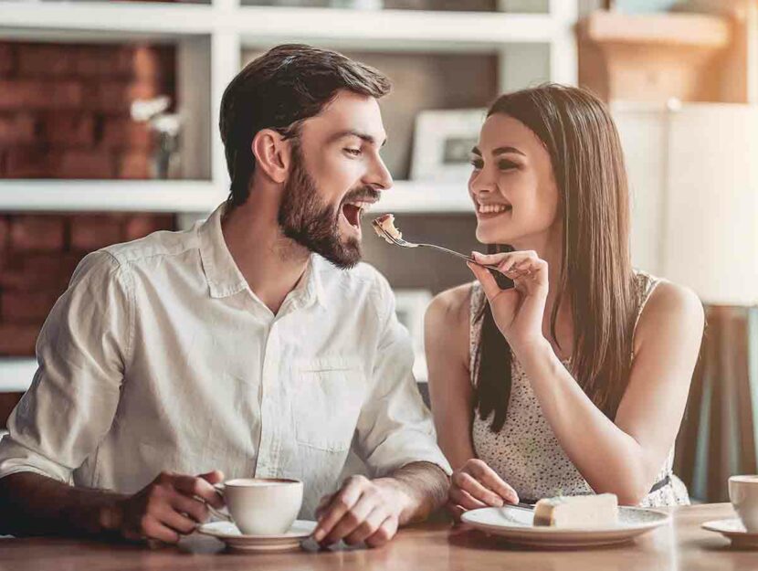 Una ragazza fa colazione con il suo fidanzato