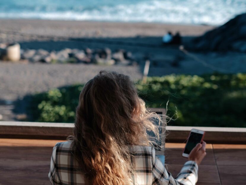 ragazza con smartphone